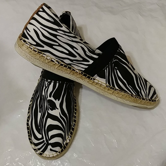 Zebra Pattern Slip On Flat Shoes - Picture 3 of 9